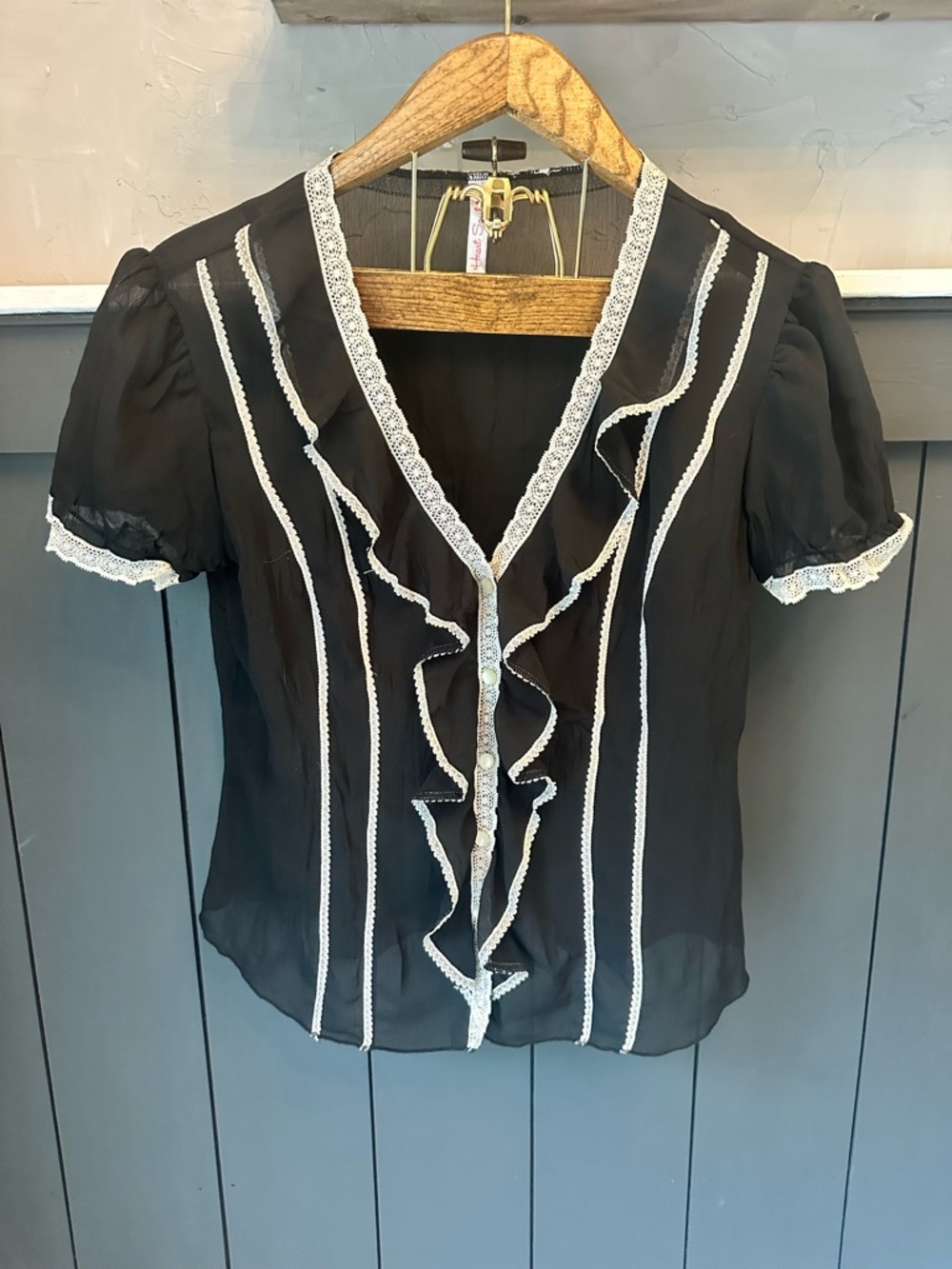 Heart Soul Black Short-Sleeve Ruffle Button Front Blouse White Lace M